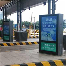 戶(hù)外廣告機高速公路上的展示